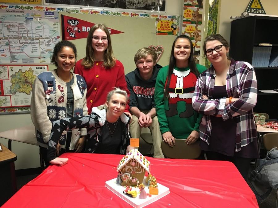 German students have the opportunity to make gingerbread houses.