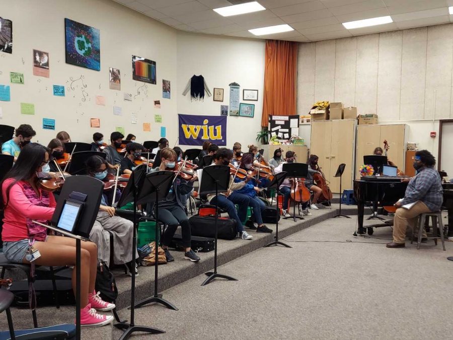 Chester+leads+the+symphony+orchestra+during+class.